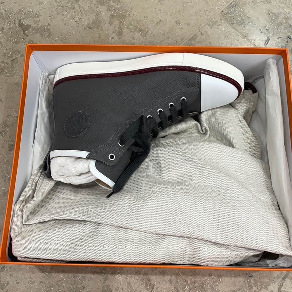 Hermès jimmy sneaker is size 40 fits like a USA 9